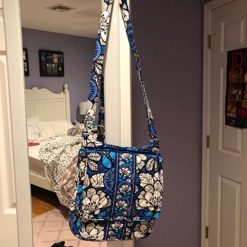 Vera Bradley Messenger Bag (ACCEPTING OFFERS)